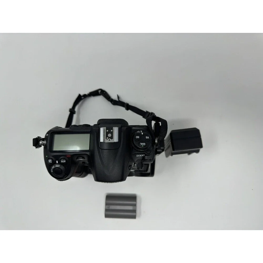 Nikon D D300 12.3 MP DSLR W/Grip,Hardshe ll Case, L-Plate,2GB & 565 Shutter Coun